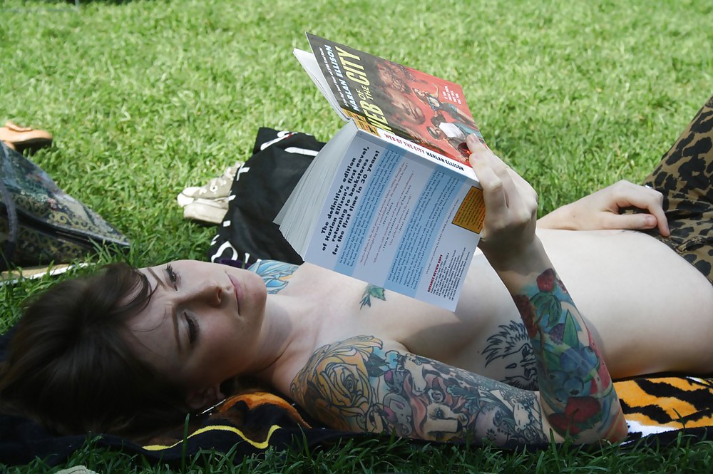 Chicas con poca ropa, sobre todo leyendo, sobre todo al aire libre
 #37333132