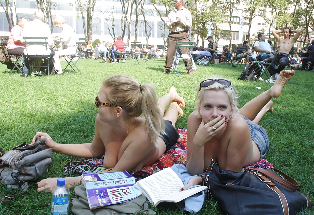 Chicas con poca ropa, sobre todo leyendo, sobre todo al aire libre
 #37333137
