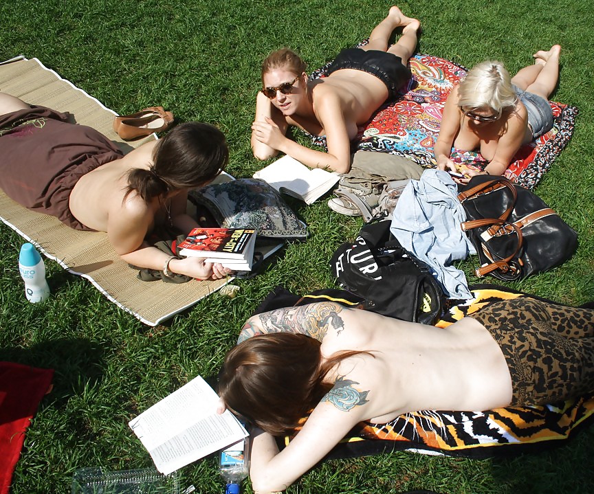 Chicas con poca ropa, sobre todo leyendo, sobre todo al aire libre
 #37333141