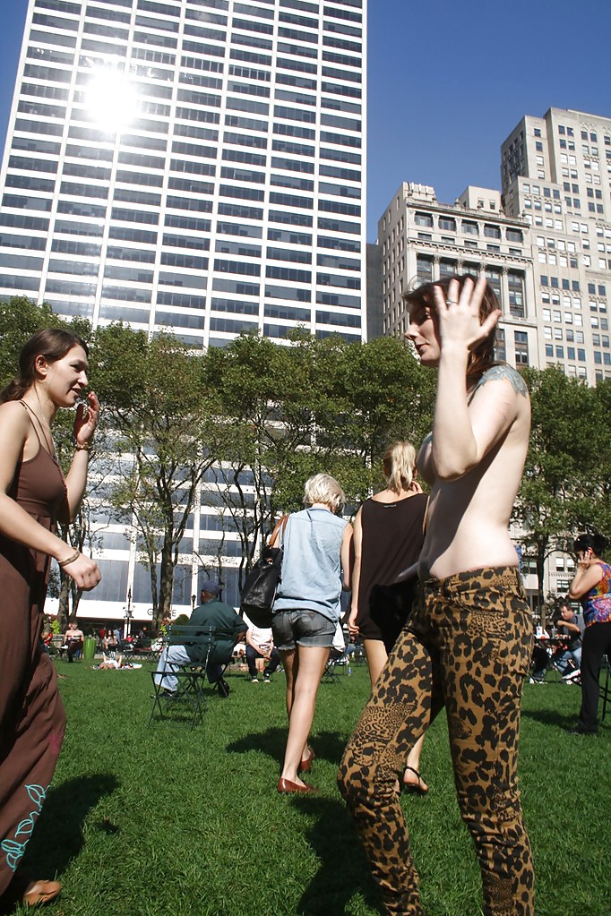 Chicas con poca ropa, sobre todo leyendo, sobre todo al aire libre
 #37333147