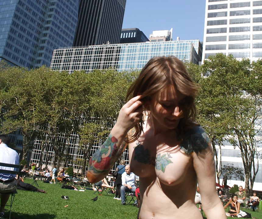 Chicas con poca ropa, sobre todo leyendo, sobre todo al aire libre
 #37333151