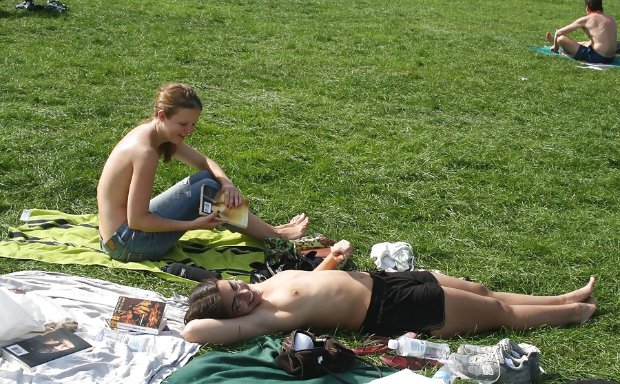 Chicas con poca ropa, sobre todo leyendo, sobre todo al aire libre
 #37333171