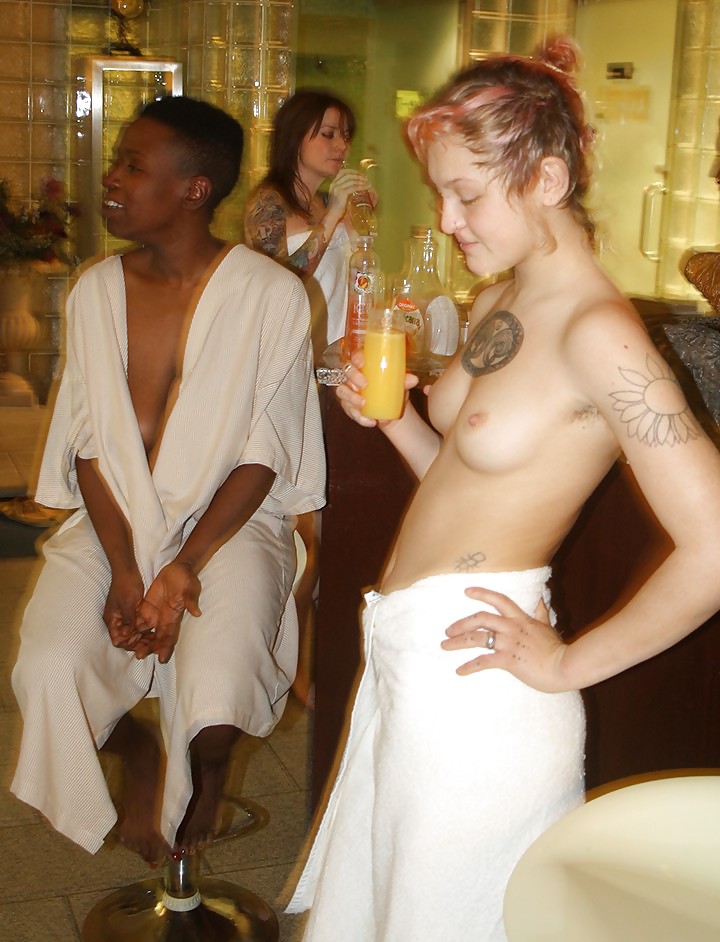 Chicas con poca ropa, sobre todo leyendo, sobre todo al aire libre
 #37333185