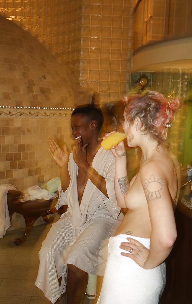 Chicas con poca ropa, sobre todo leyendo, sobre todo al aire libre
 #37333190