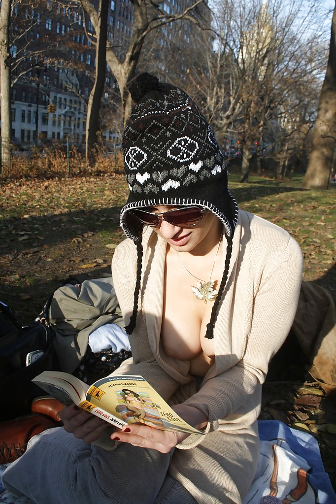 Chicas con poca ropa, sobre todo leyendo, sobre todo al aire libre
 #37333247