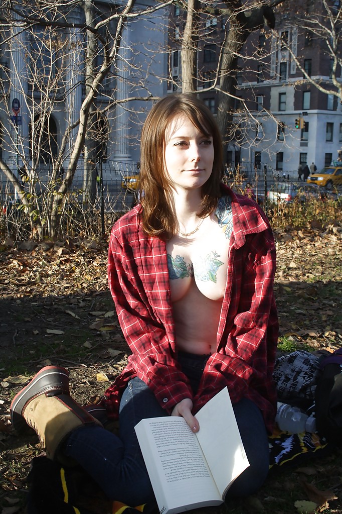 Chicas con poca ropa, sobre todo leyendo, sobre todo al aire libre
 #37333251