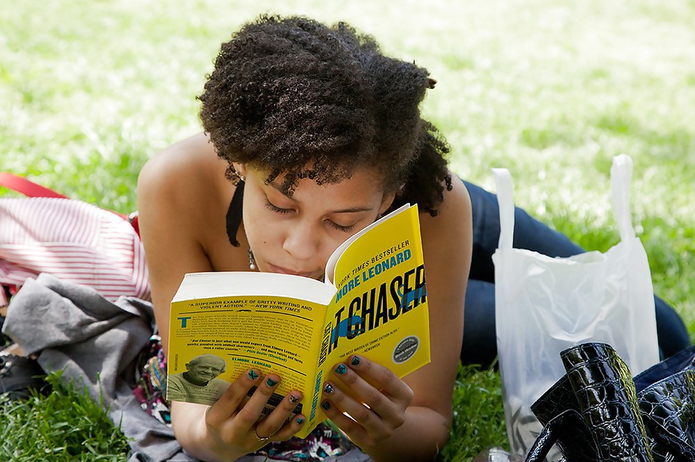 Chicas con poca ropa, sobre todo leyendo, sobre todo al aire libre
 #37333274
