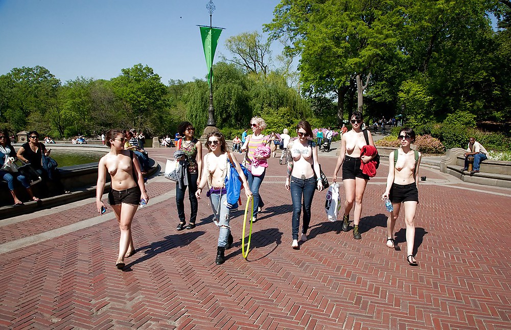 Chicas con poca ropa, sobre todo leyendo, sobre todo al aire libre
 #37333287