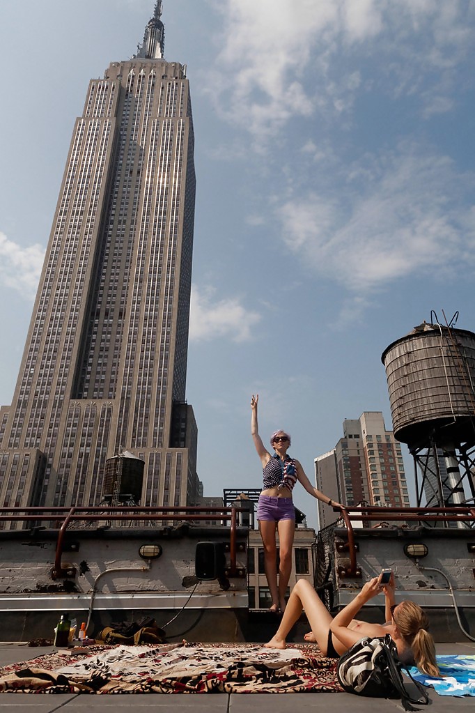 Chicas con poca ropa, sobre todo leyendo, sobre todo al aire libre
 #37333308