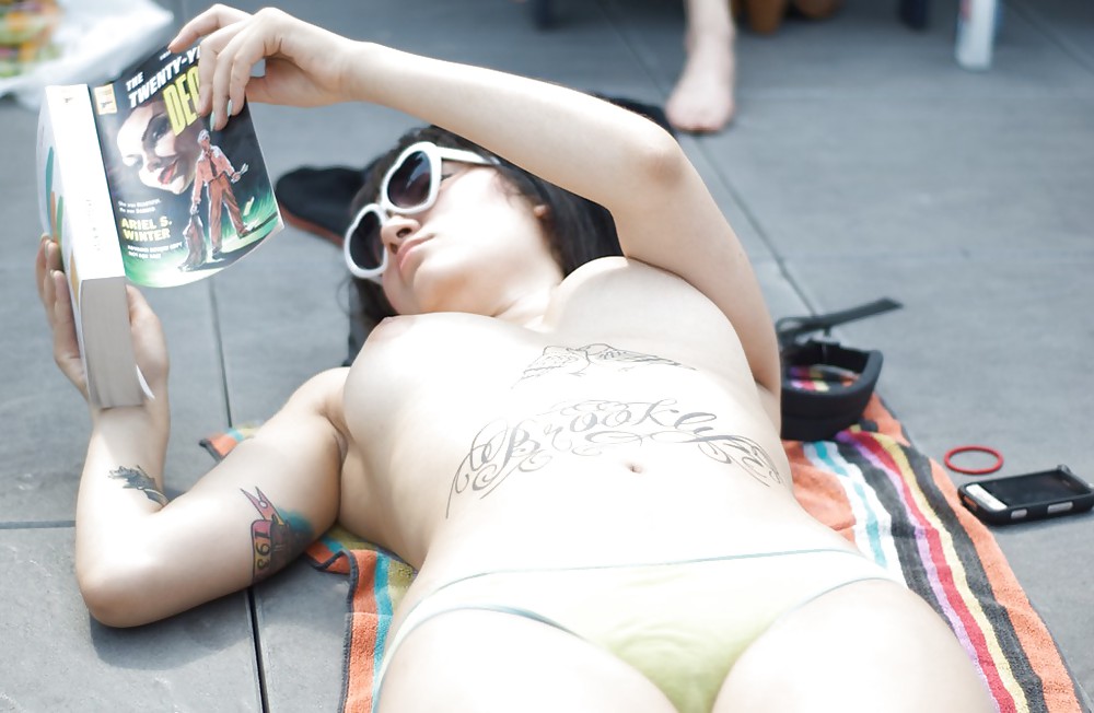 Chicas con poca ropa, sobre todo leyendo, sobre todo al aire libre
 #37333331
