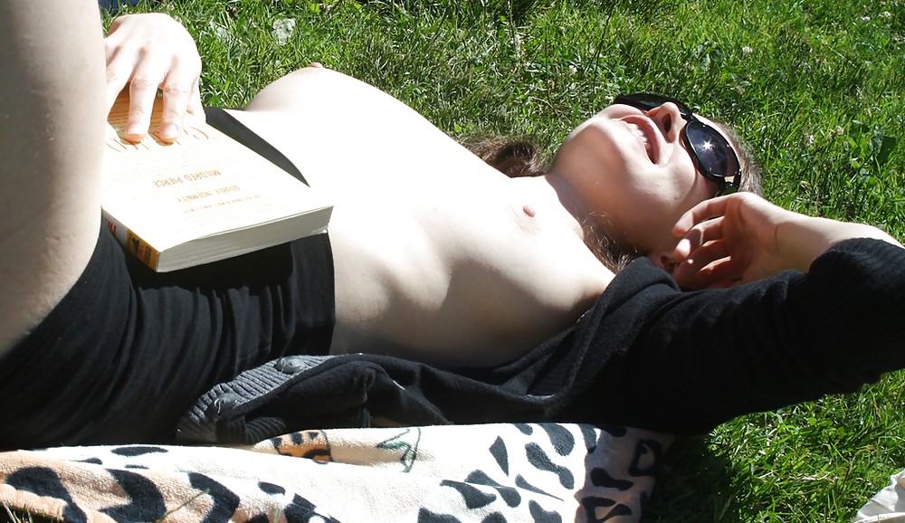 Chicas con poca ropa, sobre todo leyendo, sobre todo al aire libre
 #37333344