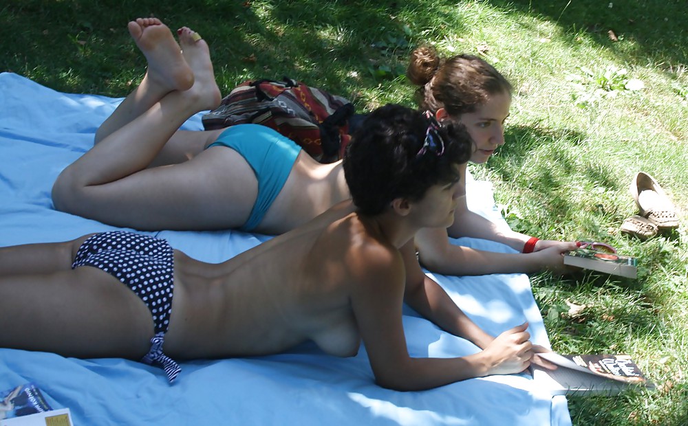 Chicas con poca ropa, sobre todo leyendo, sobre todo al aire libre
 #37333355