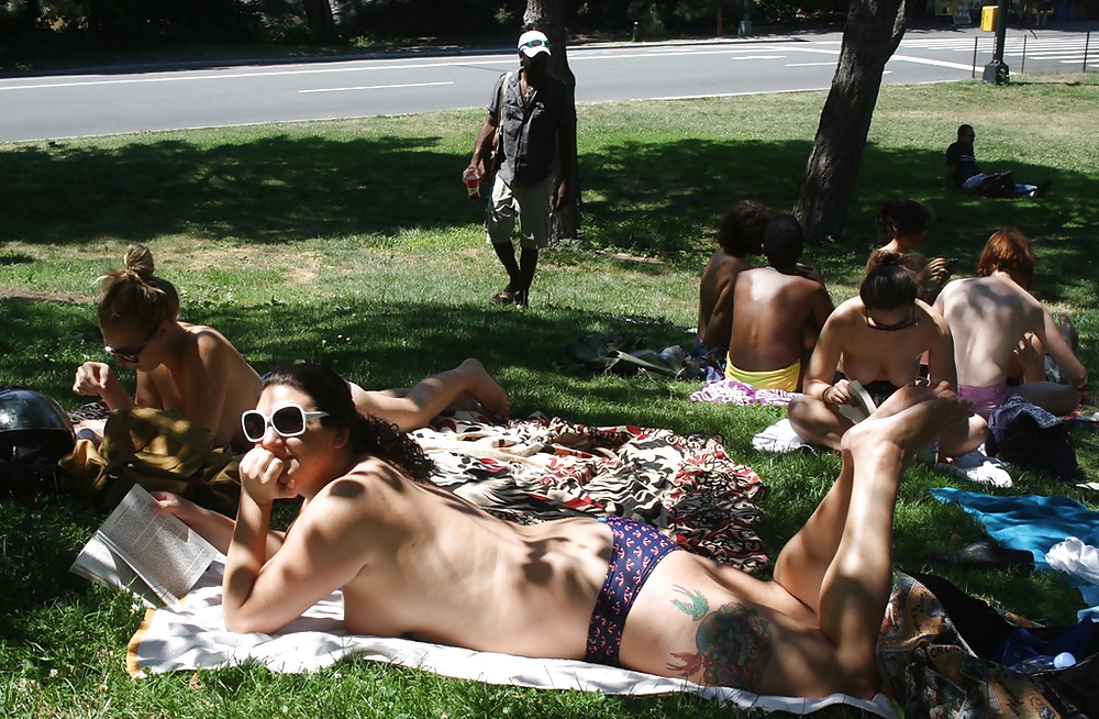 Chicas con poca ropa, sobre todo leyendo, sobre todo al aire libre
 #37333362