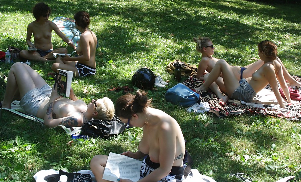 Chicas con poca ropa, sobre todo leyendo, sobre todo al aire libre
 #37333371
