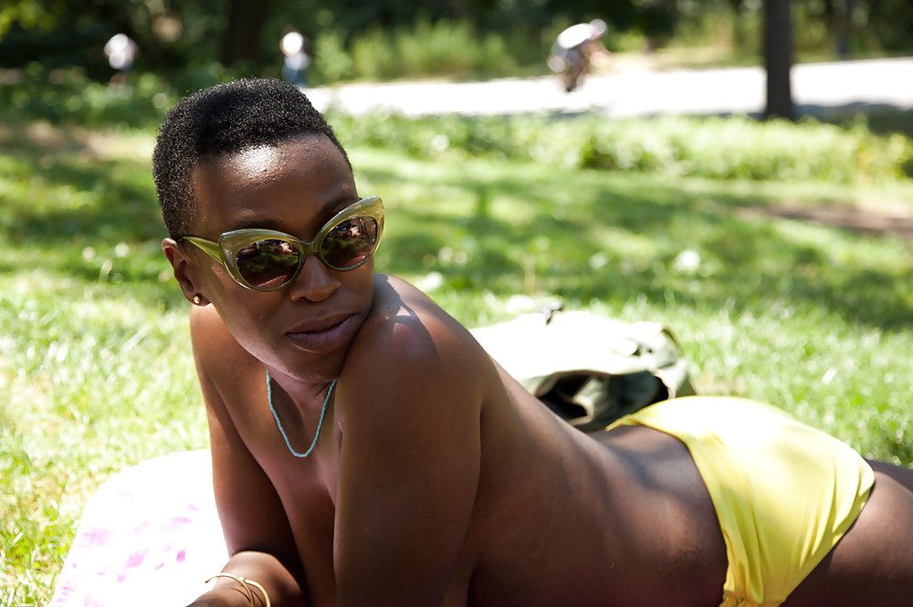 Chicas con poca ropa, sobre todo leyendo, sobre todo al aire libre
 #37333387