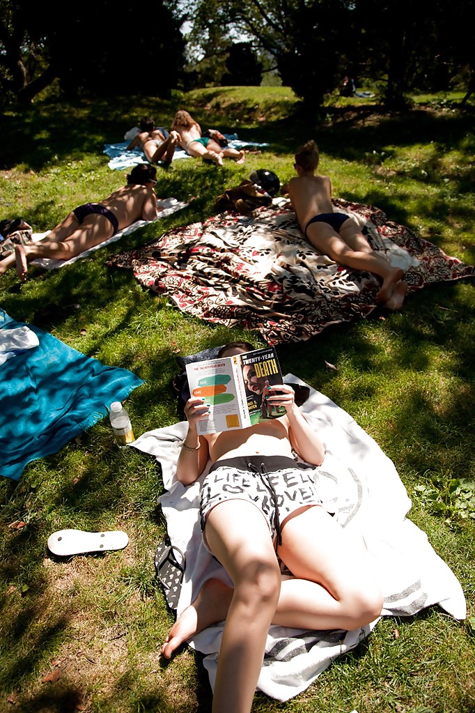 Chicas con poca ropa, sobre todo leyendo, sobre todo al aire libre
 #37333394