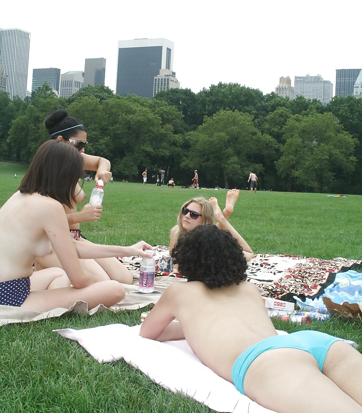 Chicas con poca ropa, sobre todo leyendo, sobre todo al aire libre
 #37333413