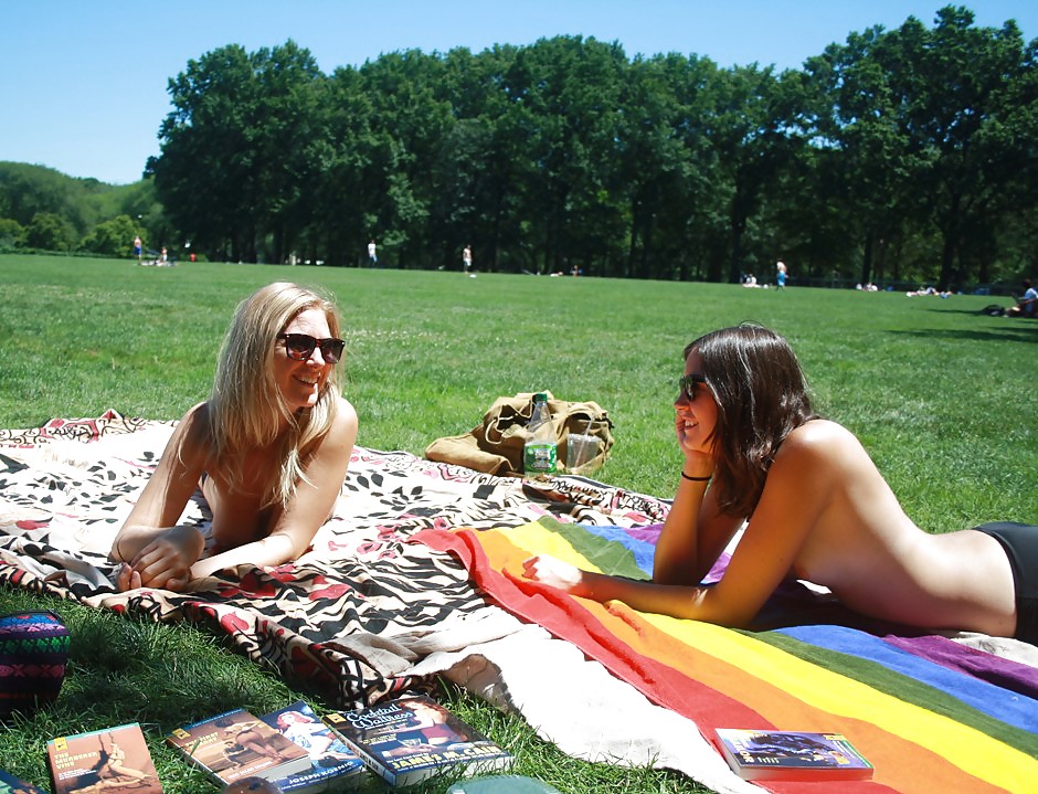 Chicas con poca ropa, sobre todo leyendo, sobre todo al aire libre
 #37333448