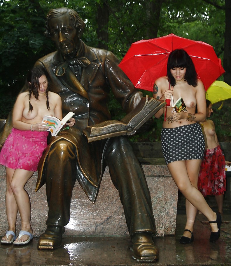 Chicas con poca ropa, sobre todo leyendo, sobre todo al aire libre
 #37333485