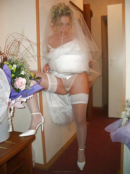 Mujeres en vestidos de novia - frauen in brautkleidern
 #24187157