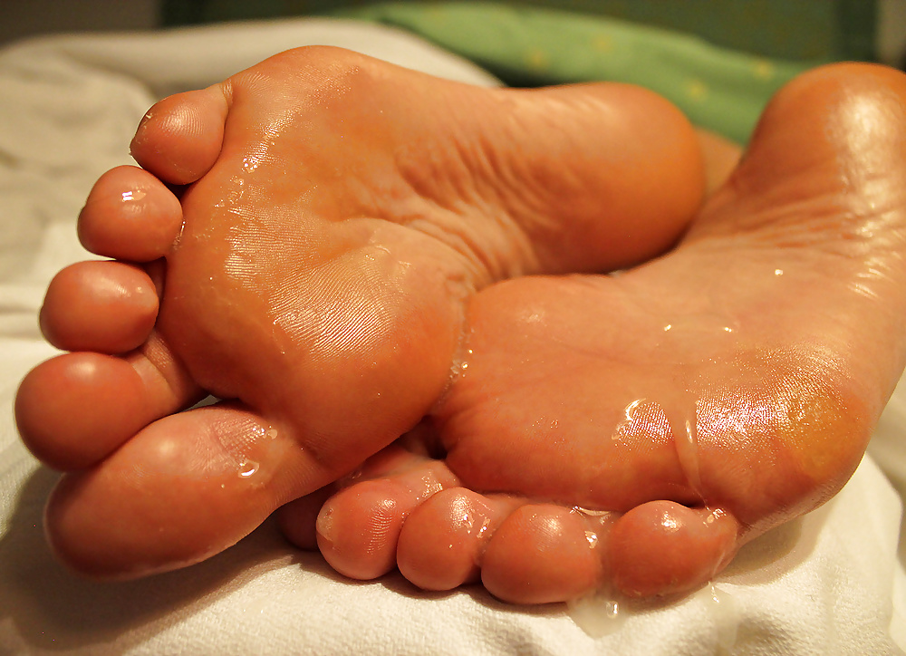 Just shot a load on her feet soles.
