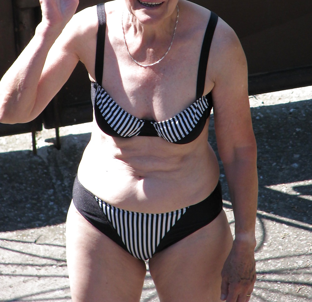 Superbe mamie montre
 #33647661