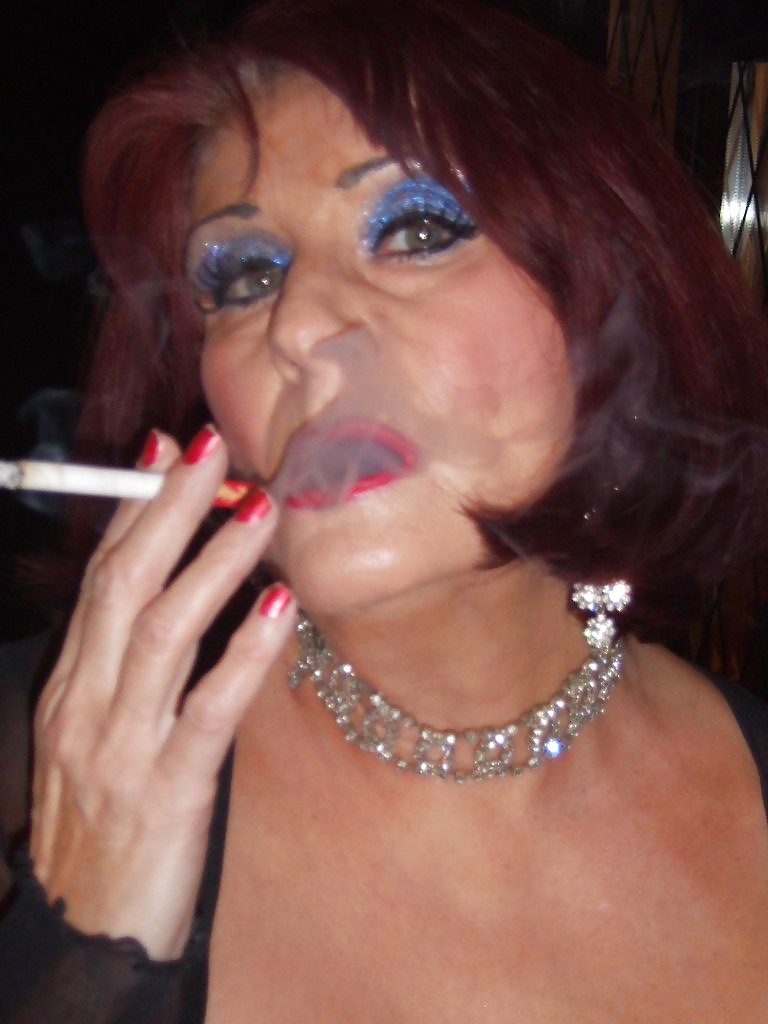 Una mujer fumando es una excitación.
 #35085867