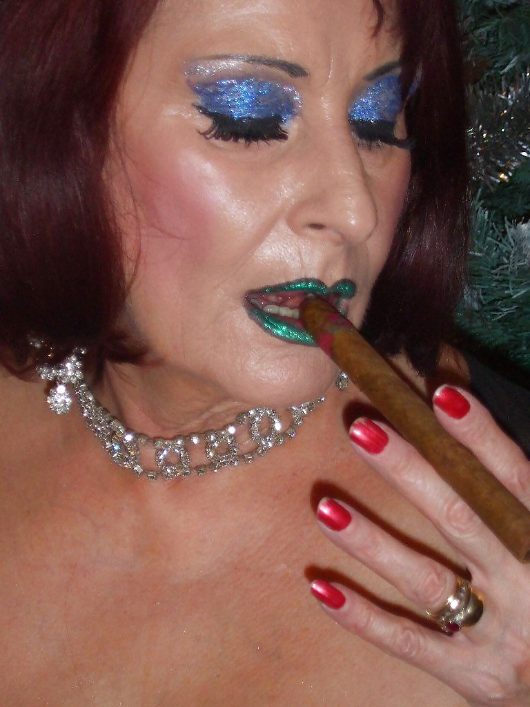 Una mujer fumando es una excitación.
 #35085870