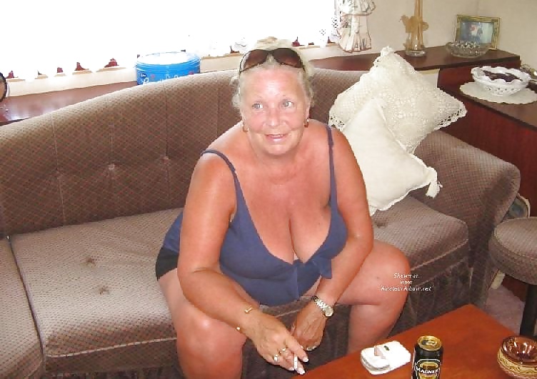 Una mujer fumando es una excitación.
 #35085893