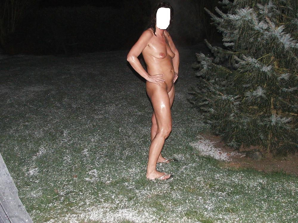Desnudo en la nieve después de la sauna
 #37595395