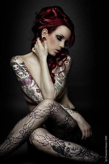 Belle ragazze, tatuate e in latex 2
 #23396129
