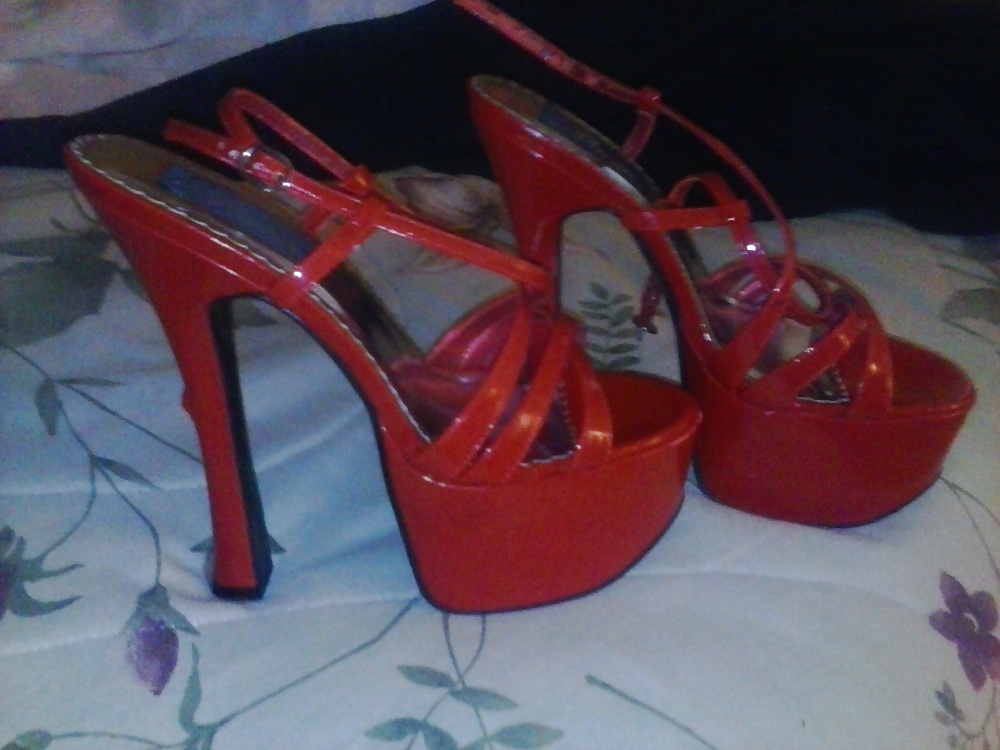 Le scarpe rosse
 #32054056