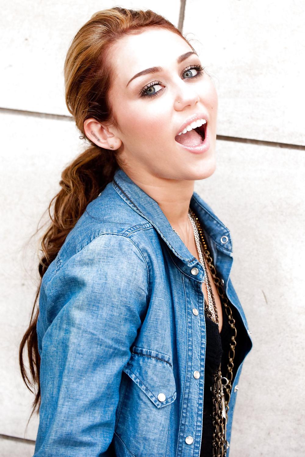 Miley cyrus
 #24391106