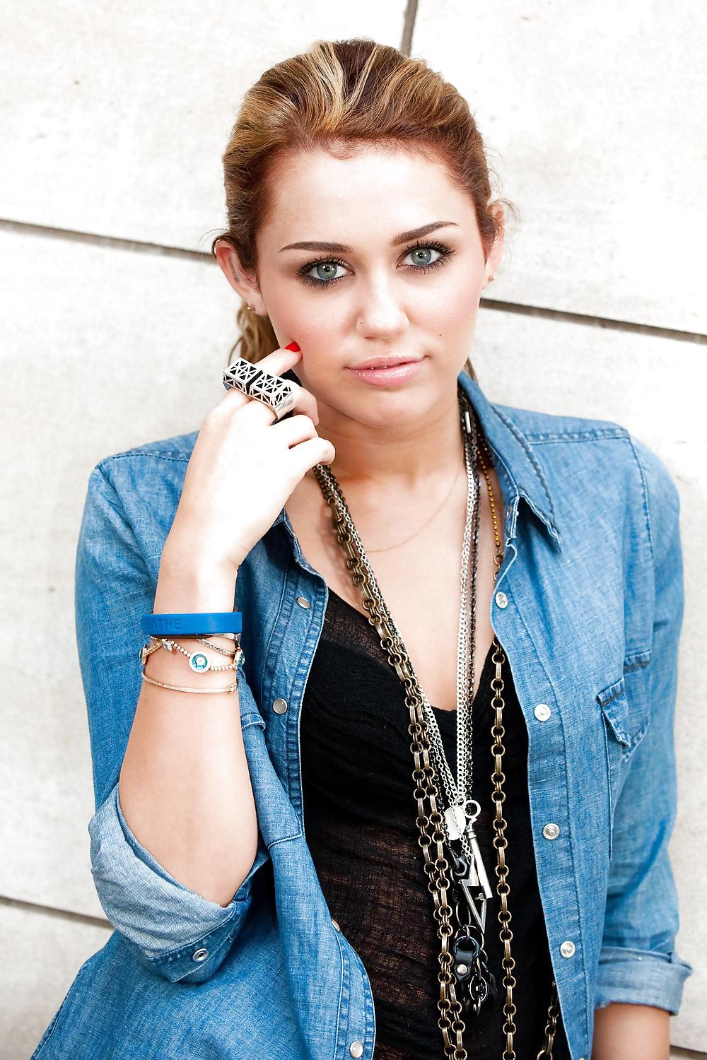 Miley cyrus
 #24391193