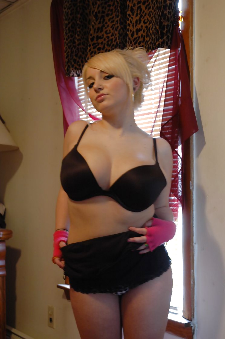 Perfecta joven con curvas, con tetas enormes y sonrisa increíble
 #38944920