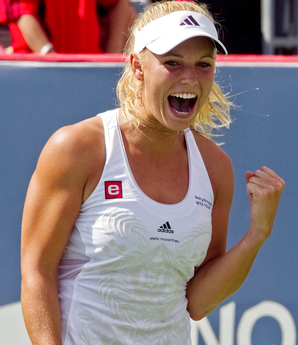 Caroline Wozniacki feeding time #30886062