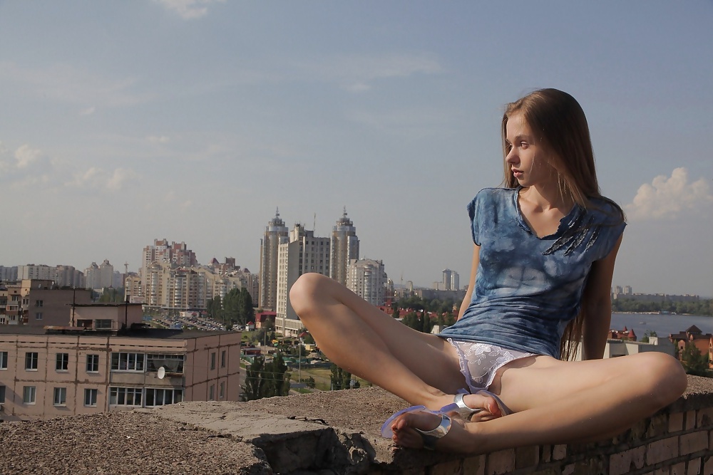 Pubescentes asomando el vello púbico
 #39789064