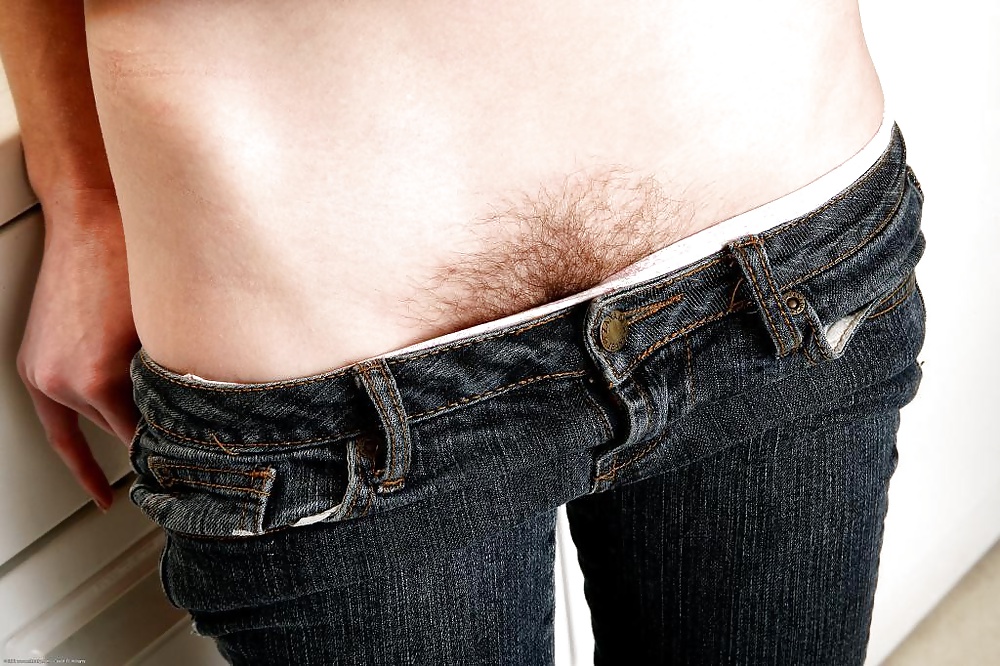 Pubescentes asomando el vello púbico
 #39789278