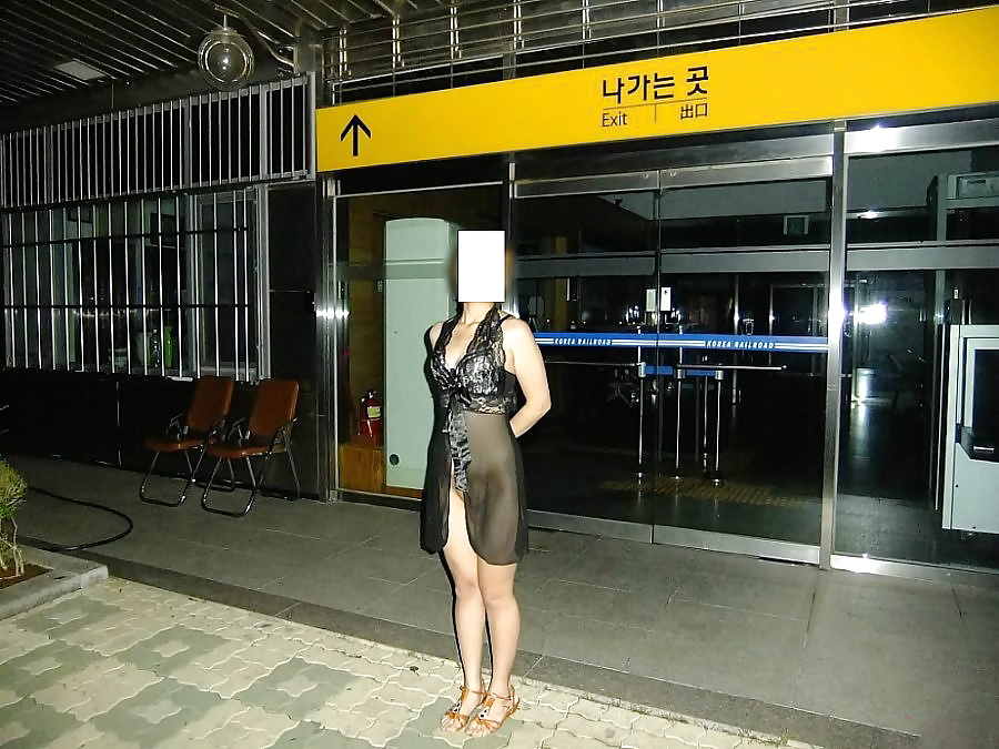 Koreanische Frau In Der Öffentlichkeit Zu Blinken #27017249