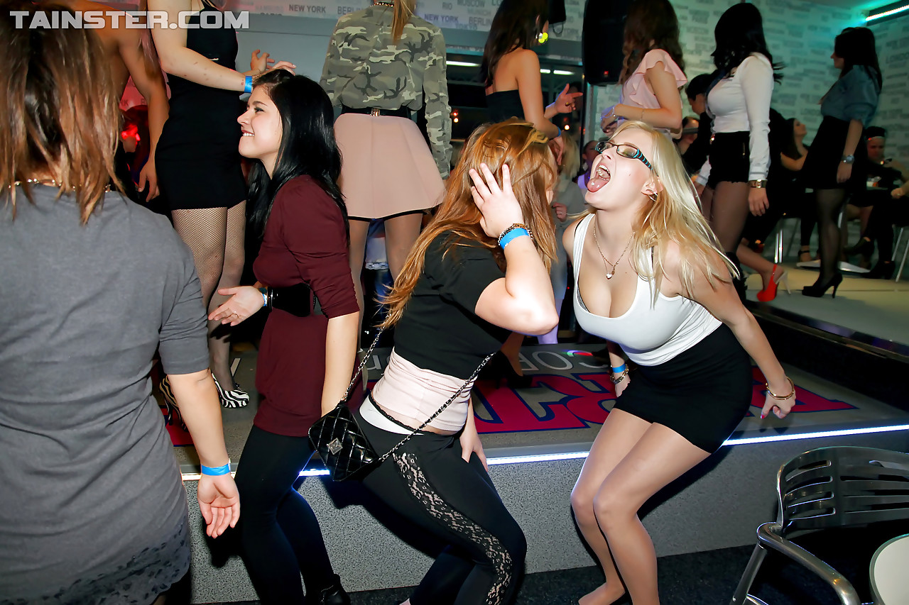 Des filles chaudes en short sucent une grosse bite lors d'une fête interraciale.
 #50298465