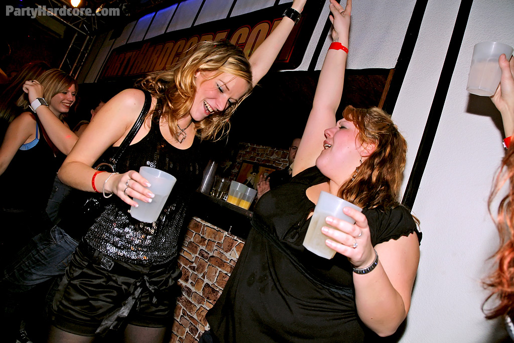 Amateurs baisables se saoulant et se déchaînant à la fête du club
 #50306095