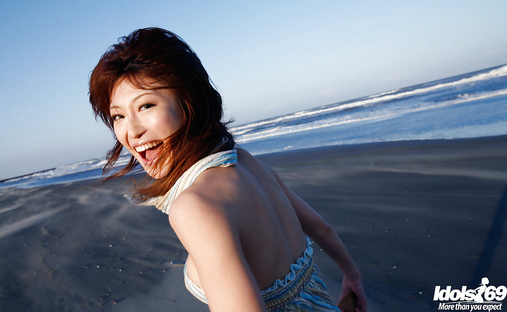 Lovely asian babe yu satome entblößt ihre großen Titten im Freien
 #50159130