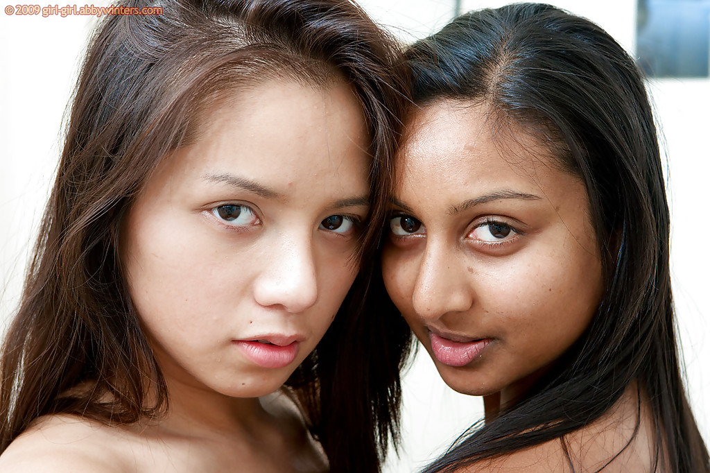 かわいいインドのティーンエイジャーがカメラの前で初めて女の子と女の子のセックスをする
 #50710487