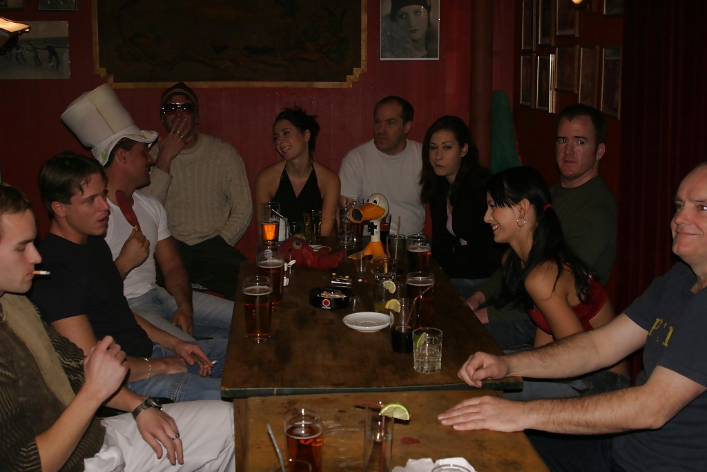 Tetonas con cuerpos calientes disfrutan de un groupsex borracho en la fiesta del pub
 #51412103