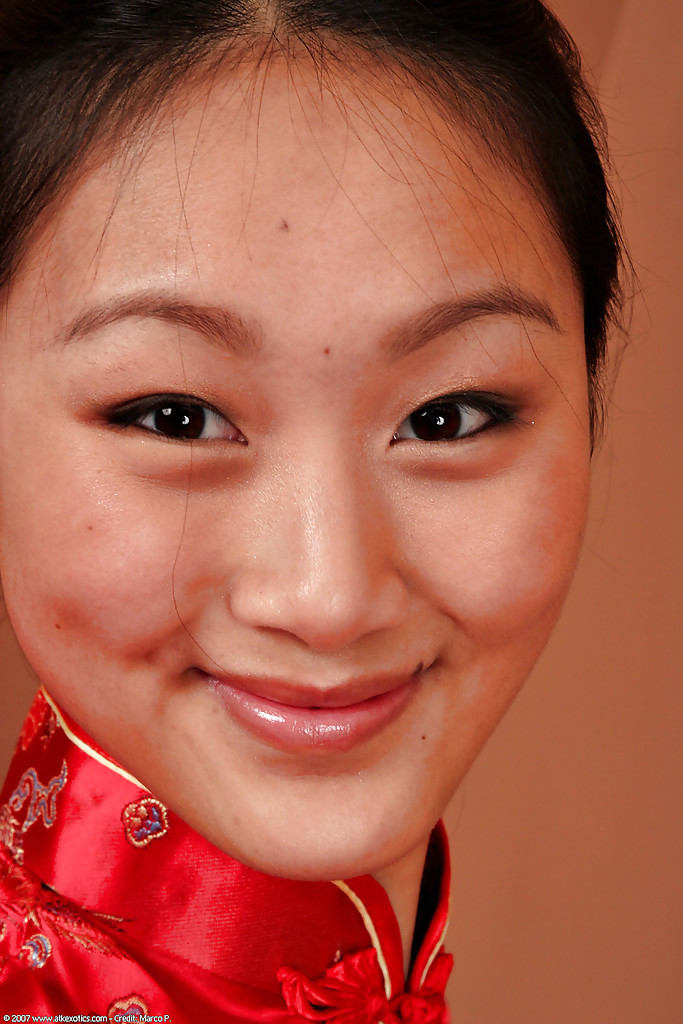 アジアの素人モデルevelyn linが小さな乳房と剃ったオッパイを見せる
 #50047014