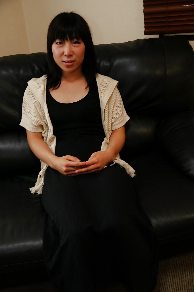 Aiko Kurita, femme au foyer orientale mature, s'étend pour des photos sexy de culottes blanches.
 #50055769