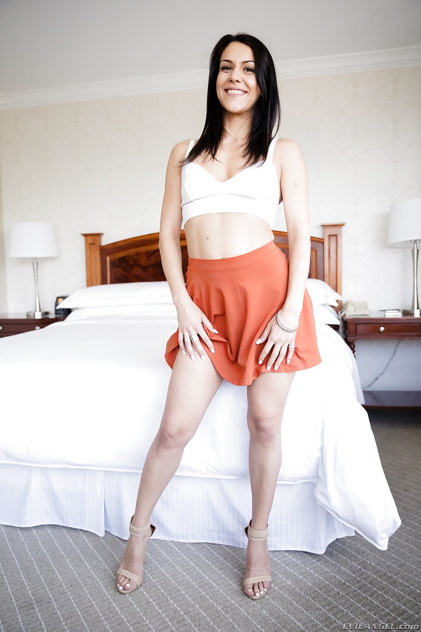 Samia Duarte, completamente vestida, con una falda y mostrando su culo.
 #54893914