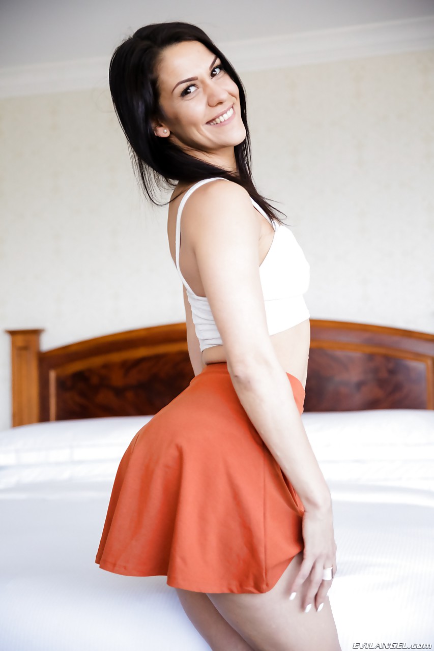 Samia Duarte, completamente vestida, con una falda y mostrando su culo.
 #54893947