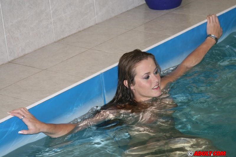 Chicas sexys disfrutan de una fiesta en la piscina que se convierte en un fervoroso groupsex
 #51021545