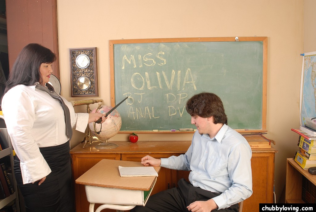 ブルネットの脂肪オリビアは、成績のために教室で彼女の学生を挟む #52185021